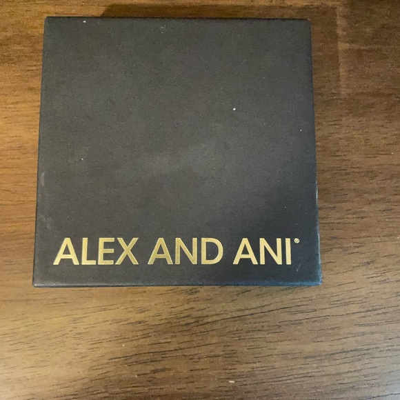 Alex and Ani Leo charm bangle bracelet gold tone—new in box - Picture 4 of 4